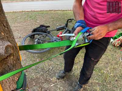 Davide invece sta ammirando i movimenti dell�esperto Julian, che in quel momento sta posizionando tra due alberi una fettuccia verde in poliestere lunga 15 metri e larga 5 centimetri